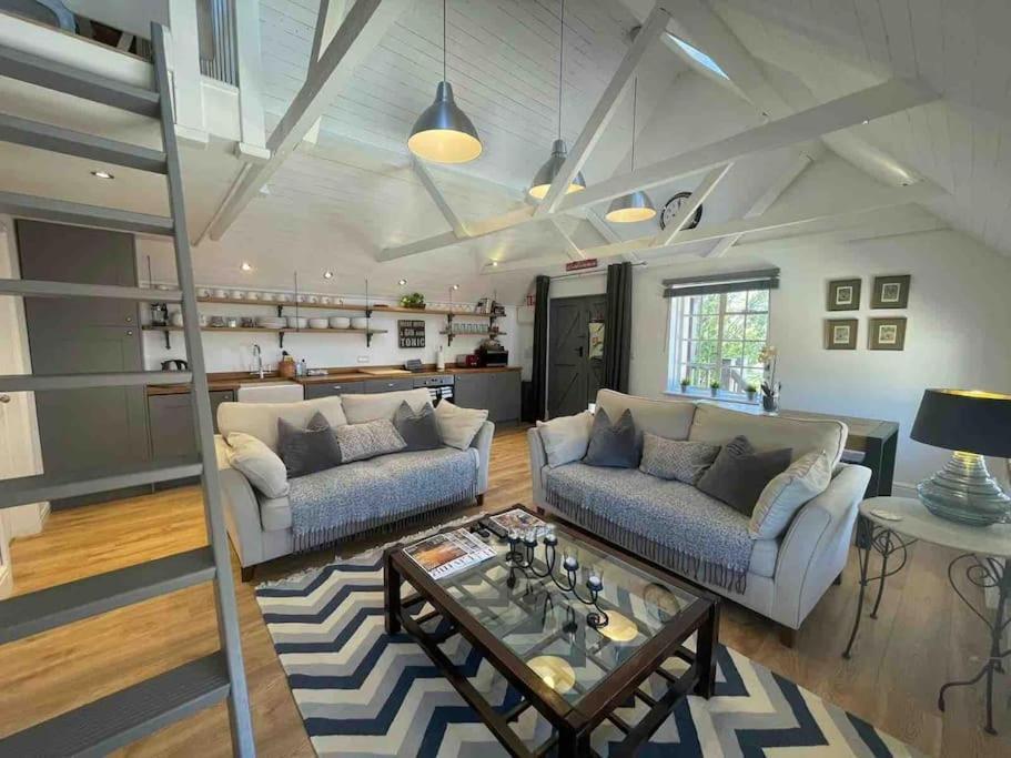 AlderburyThe Coach Houseアパートメント エクステリア 写真