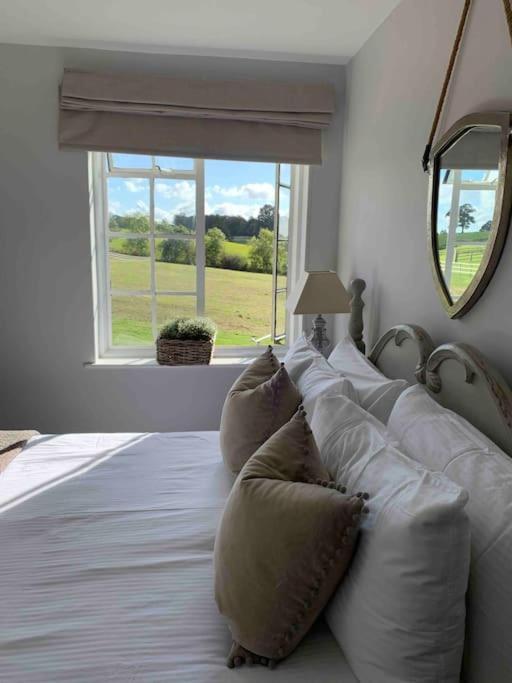 AlderburyThe Coach Houseアパートメント エクステリア 写真