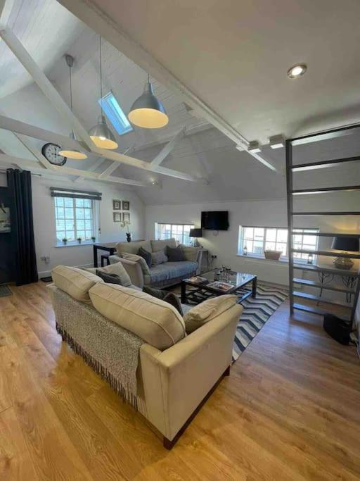 AlderburyThe Coach Houseアパートメント エクステリア 写真